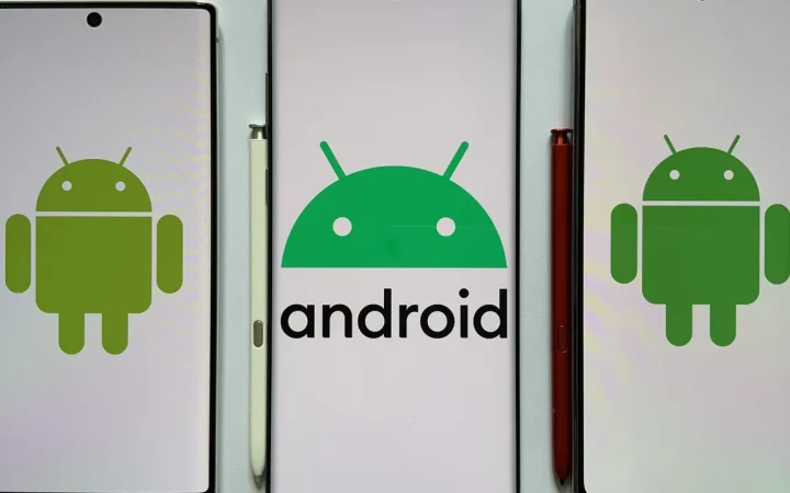 Três smartphones exibindo a identidade visual do Android