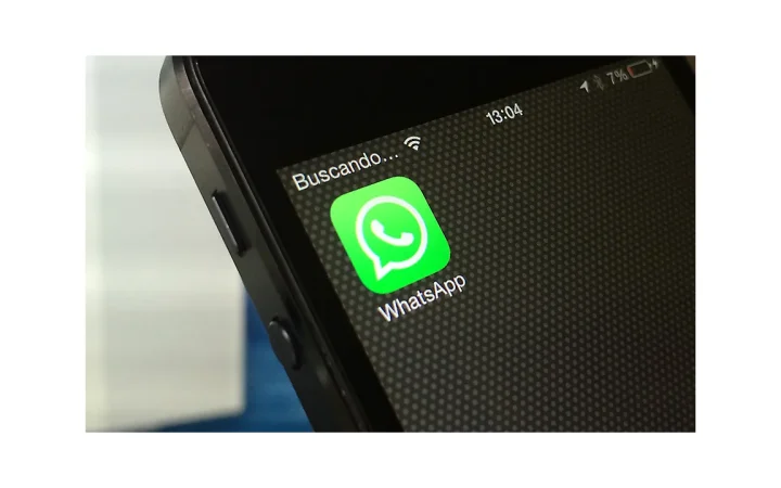 Ícone do WhatsApp exibido na tela de um smartphone