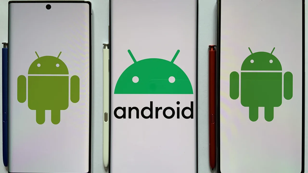 Três celulares Android exibidos lado a lado