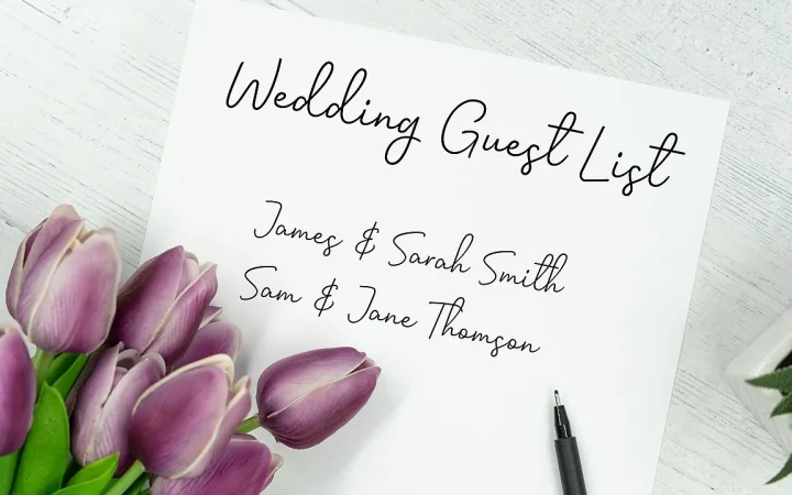Lista de convidados de casamento sobre uma mesa