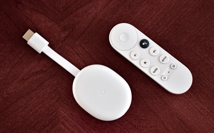 Chromecast com Google TV e seu controle remoto físico sobre uma mesa.