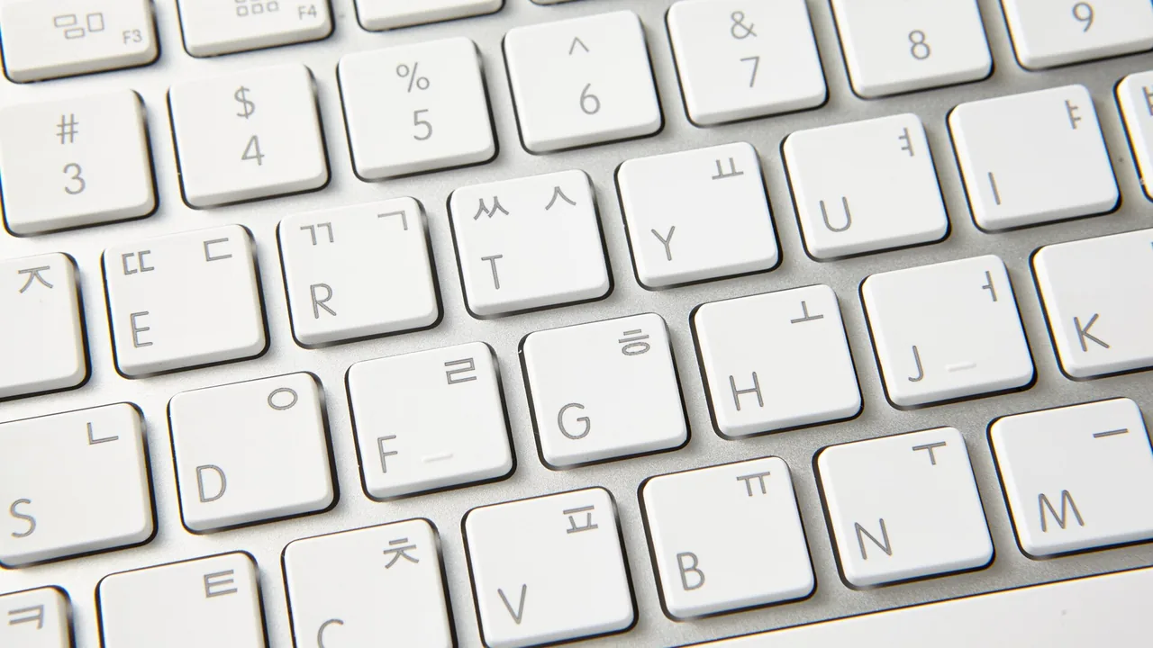 Teclado branco de notebook visto de perto