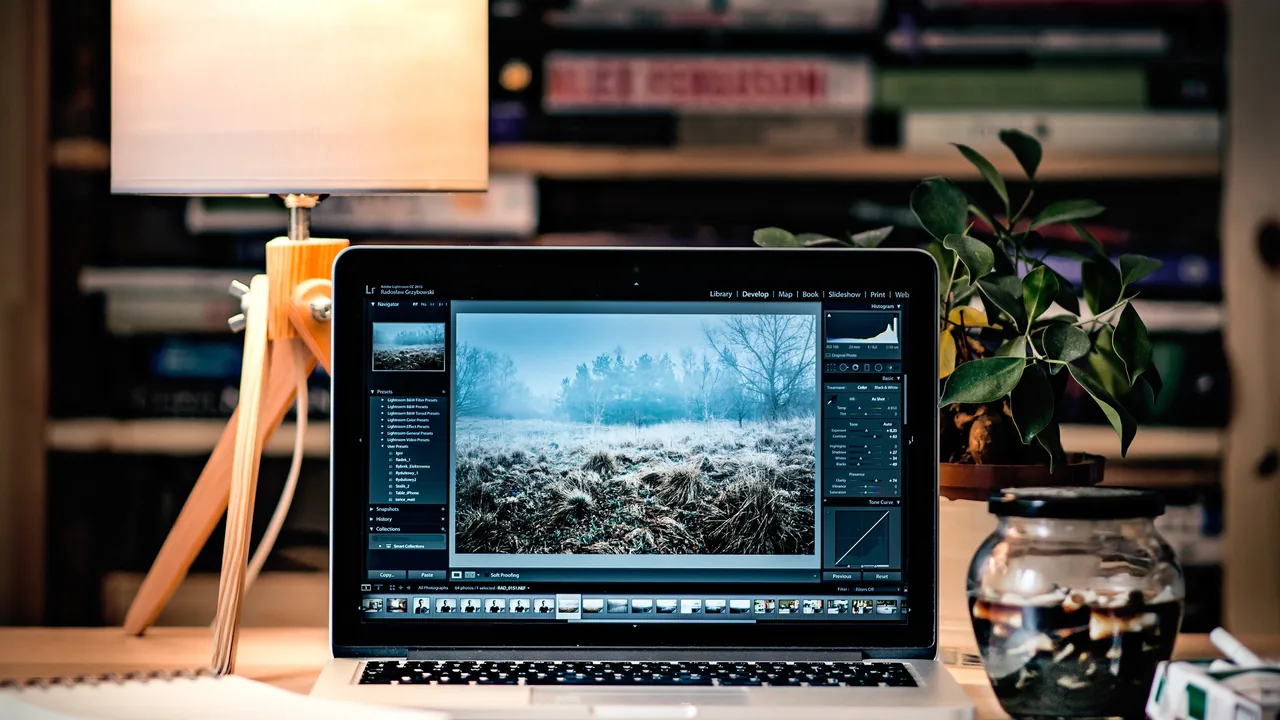 Computador portátil sobre uma mesa em um ambiente de trabalho