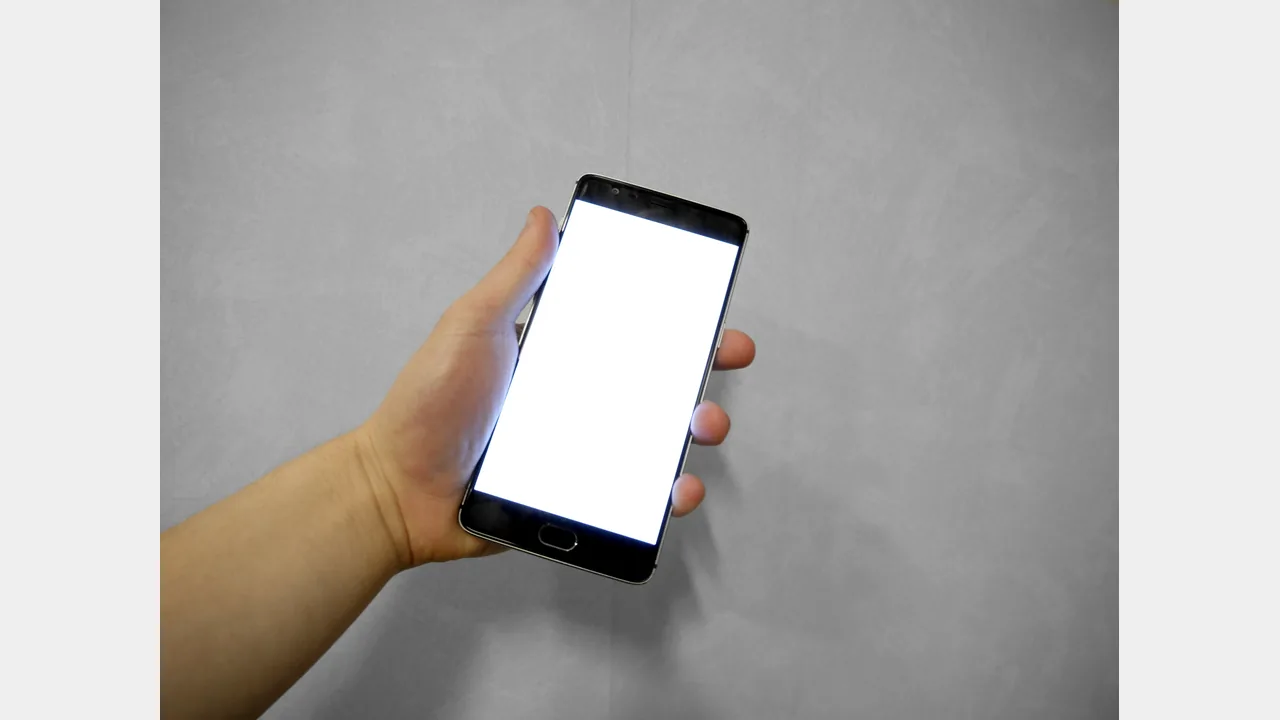 Mão segurando um smartphone com a tela em branco