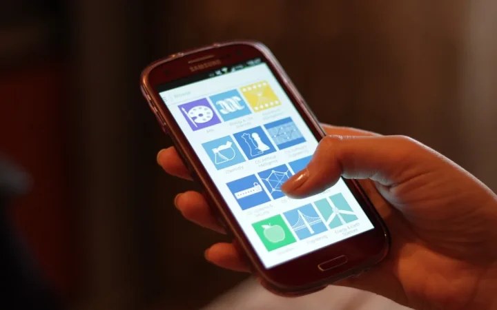 Pessoa usando um smartphone Android com vários aplicativos na tela