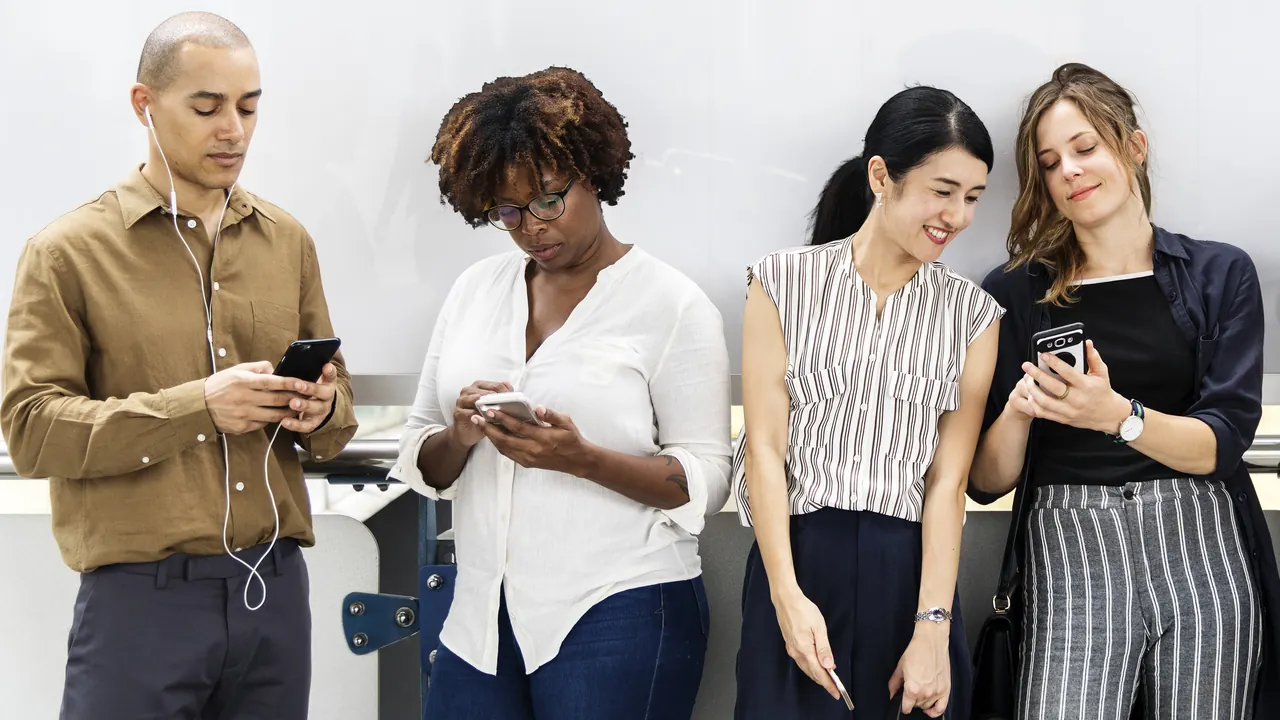 Pessoas usando smartphones em um ambiente de trabalho representam salvar páginas para ler depois