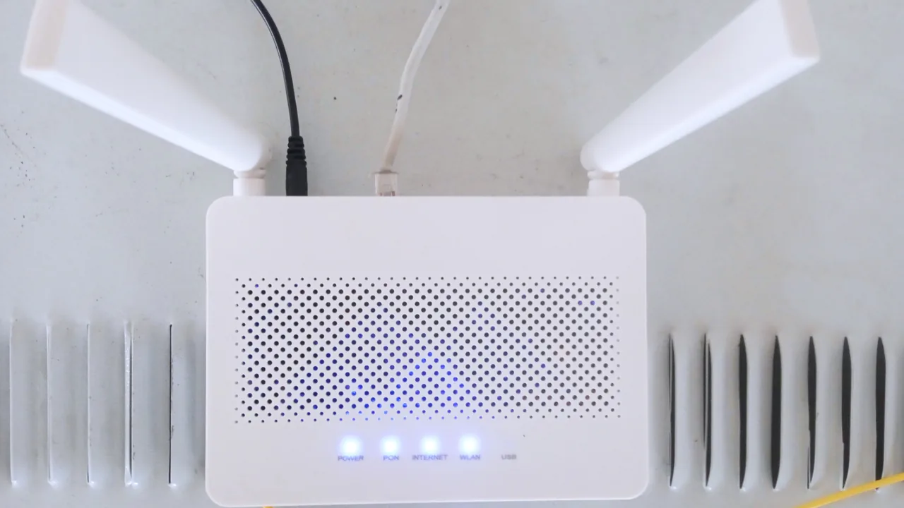 Roteador Wi-Fi ligado, representando a rede privada que conecta os computadores
