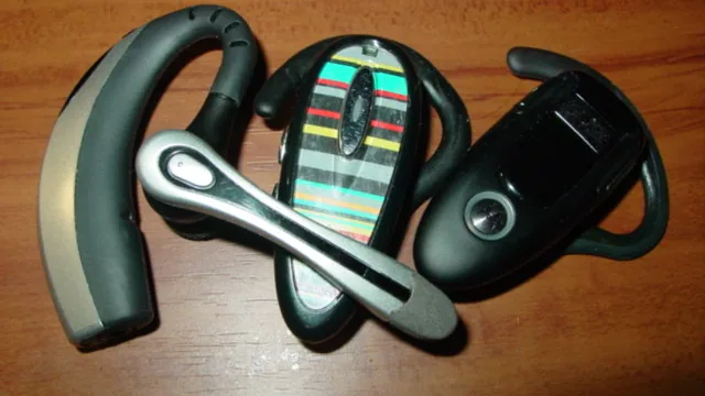 Três fones de ouvido Bluetooth lado a lado