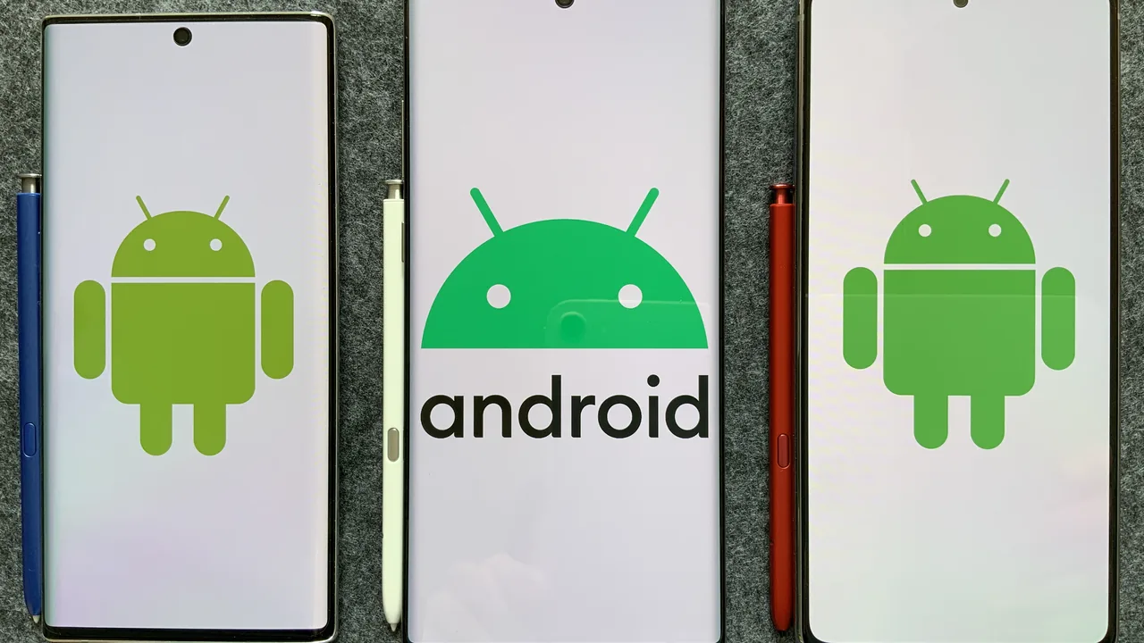 Três celulares Android lado a lado com o logotipo do sistema