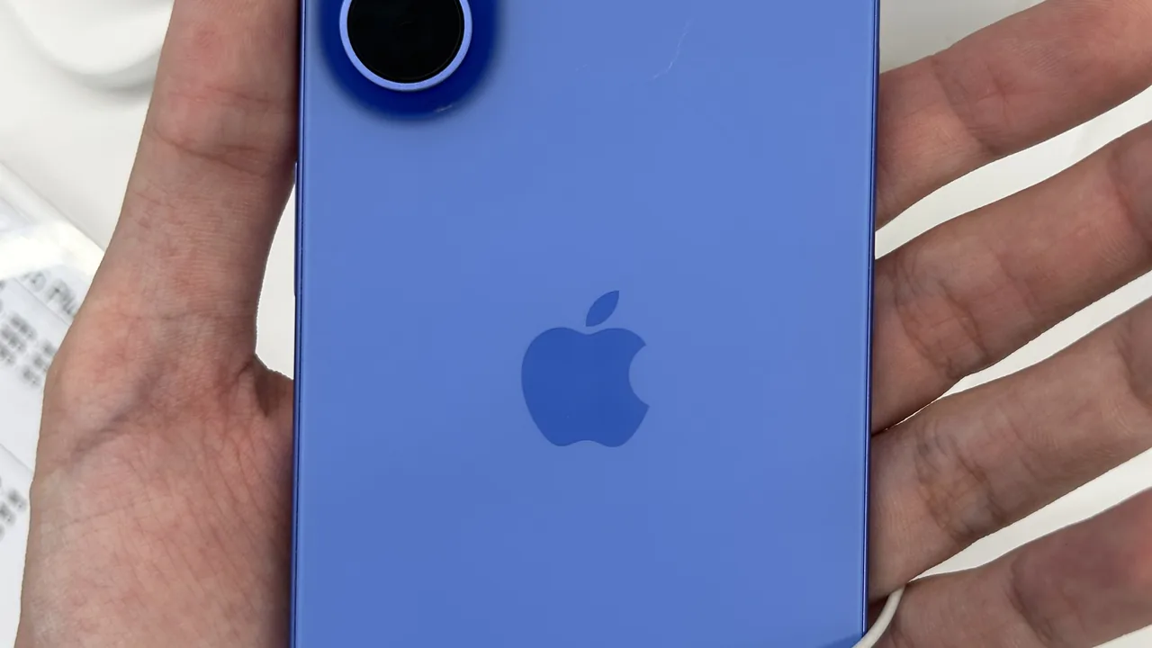 Parte traseira de um iPhone 16 azul-ultramarino