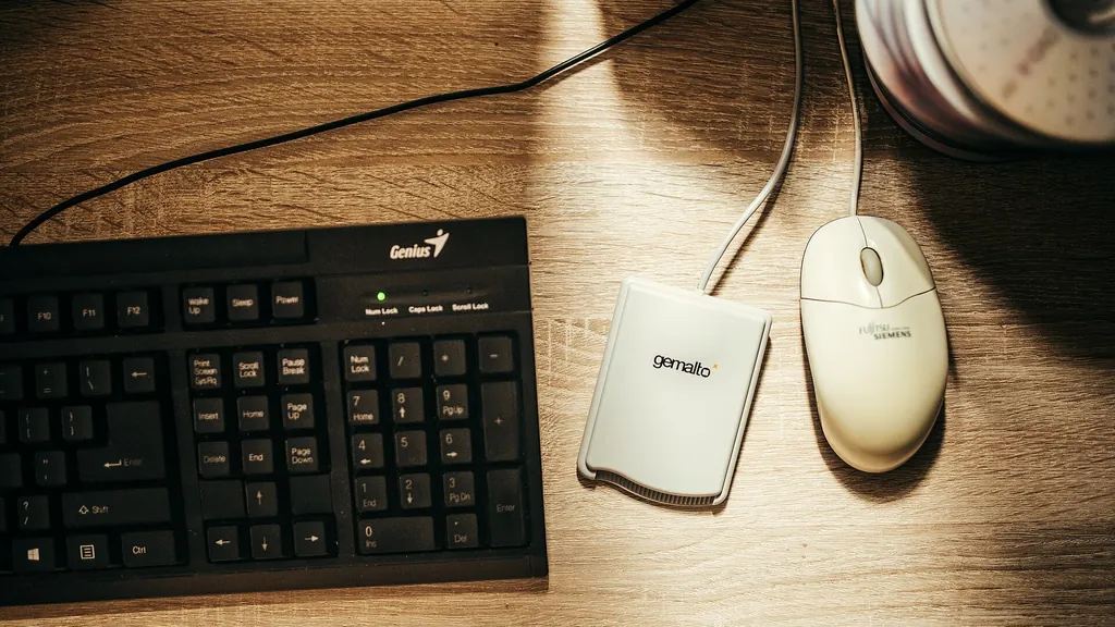 Teclado e mouse sobre uma mesa, representando a configuração de aplicativos no computador.