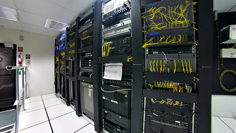 Rack de servidores em um data center, usado como foto ilustrativa de infraestrutura online