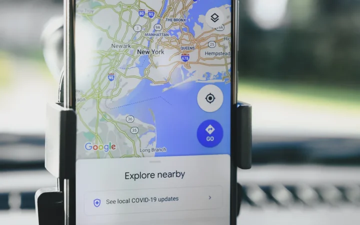 Celular com mapa de navegação exibido no painel do carro