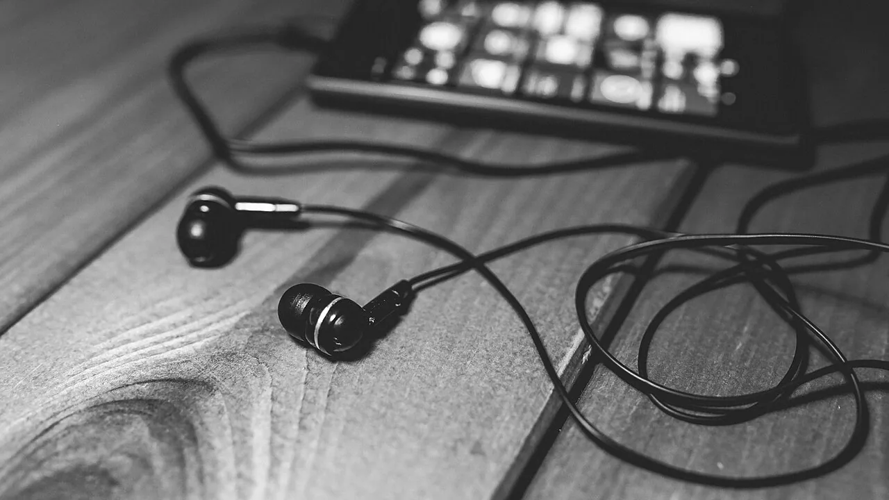 Fones de ouvido sobre uma mesa usados para ouvir o áudio do computador