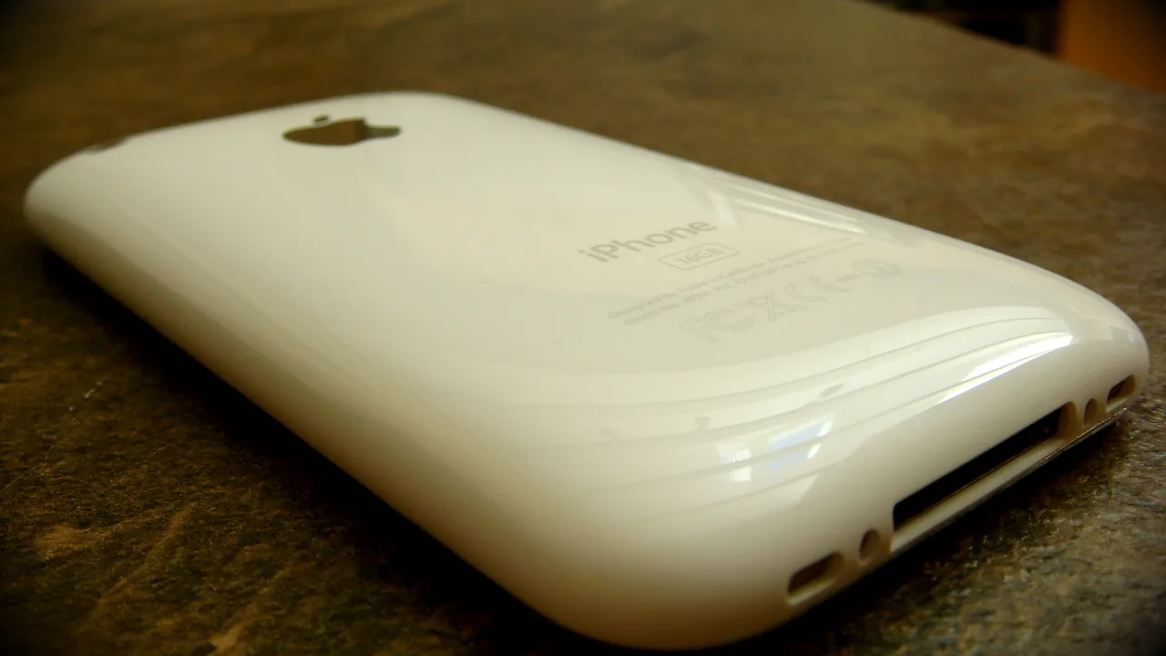 Parte traseira de um iPhone branco, usada para ilustrar o aparelho que será apagado antes da venda ou doação