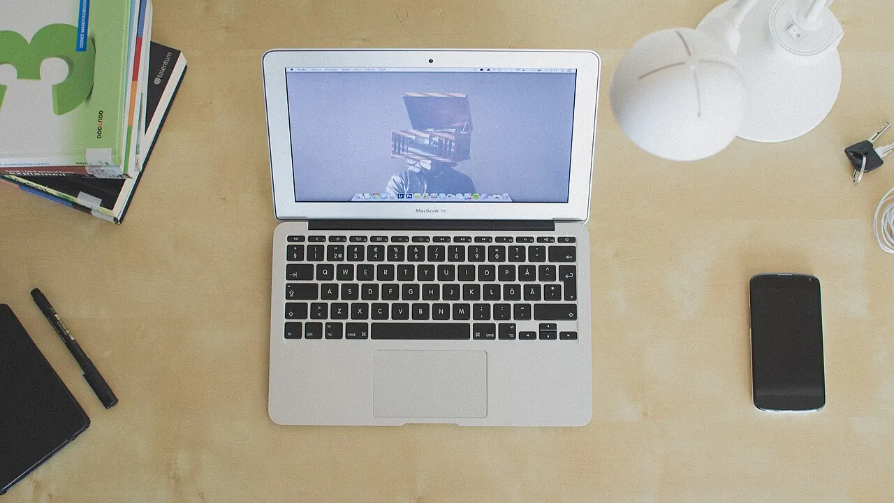 Notebook sobre uma mesa de trabalho, usado como imagem contextual para organizar e-mails