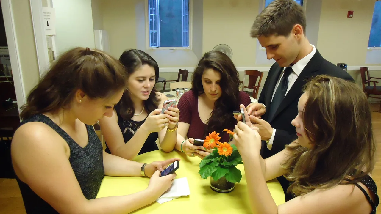 Pessoas digitando em smartphones