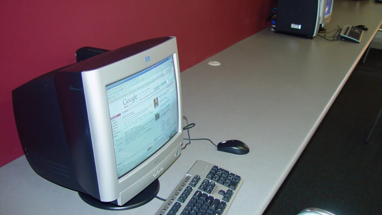 Computadores organizados em uma bancada de trabalho