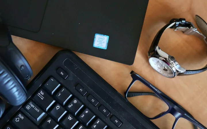 Teclado de computador em uma mesa, imagem de apoio para gerenciar programas que iniciam com o Windows 11